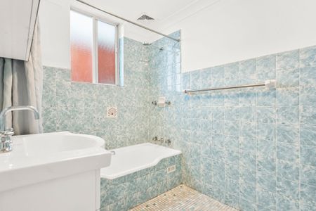 Freshly Updated 2 Bedroom Apartment with Lake Illawarra Views - Photo 4