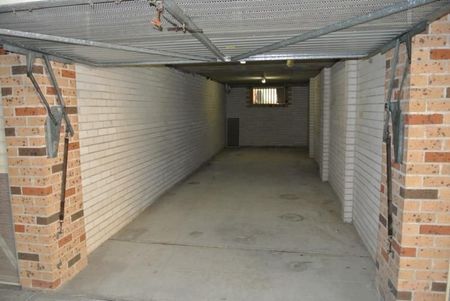 DOUBLE - 2 CAR LOCK UP GARAGE! - 2 BEDROOM 2 STOREY TOWNHOUSE - Photo 4