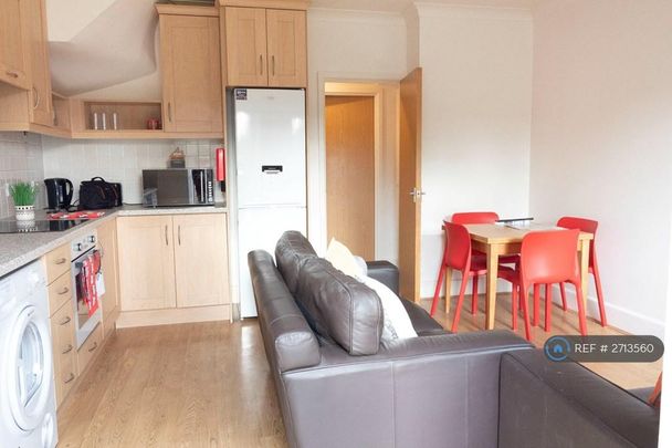 4 bedroom flat to rent - Photo 1