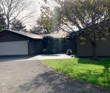 Spacious Family Home with Pool - Photo 4