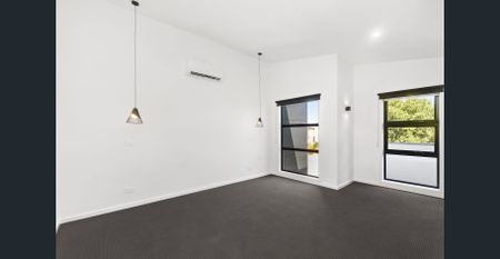 Near New 4 bedroom Townhouse - Photo 3