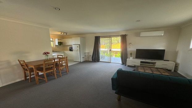 Shared Furnished 2 Bedroom Flat With Balcony – Female Student Only - Photo 1