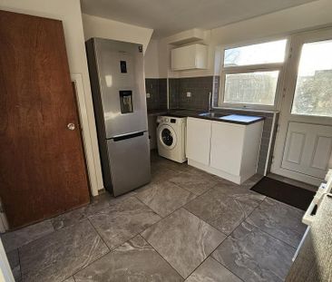 3 bedroom end of terrace house to rent - Photo 4