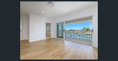 Massive and Modern Five Bedroom Waterfront Marvel - Hope Island - Photo 3