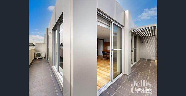 Large & Light Filled Apartment - Photo 1