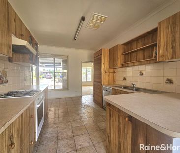 Charming Family Home in the heart of Melton! - Photo 3