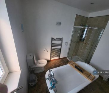 1 bedroom in a house share to rent - Photo 2