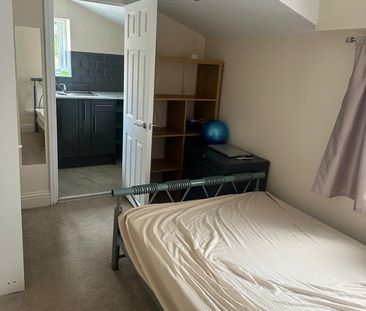 Studio Flat, Herbert Road, E12 - Photo 5