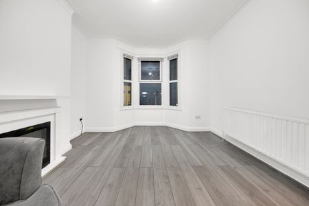 3 Bed Terraced House, Francis Avenue, IG1 - Photo 3