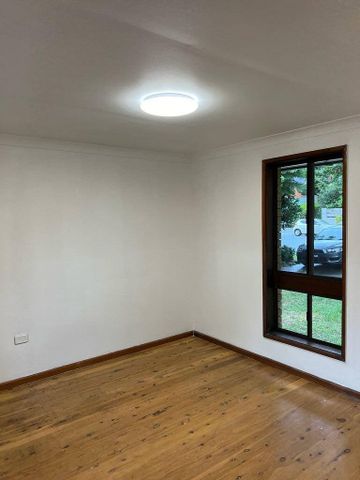 Spacious 4-Bedroom Home in Prime West Wollongong Location - Photo 3