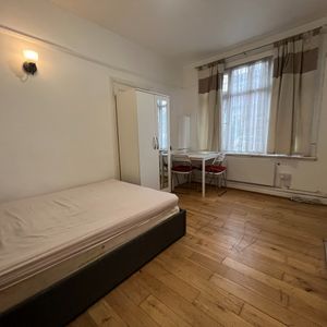 Studio Flat, Ethelbert Gardens, IG2 - Photo 2