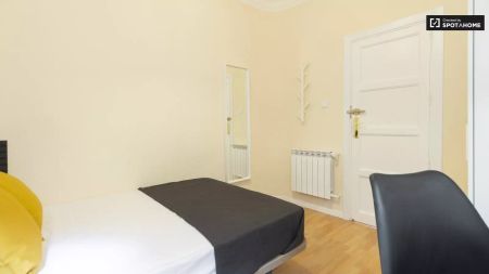 Double bed in Room in a shared 6-bedroom apartment for rent in San Diego, Madrid, perfect for professionals and students. - Photo 3