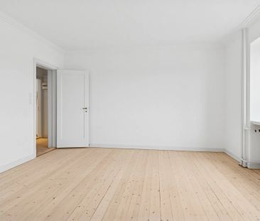 Centralt beliggende 2-værelses med altan og fjordkig - Photo 1