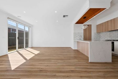 GREAT FAMILY HOME WITH DUCTED HEATING AND COOLING - Photo 2