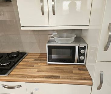 3 Bed Semi-Detached House, Gloucester Road, CR0 - Photo 3