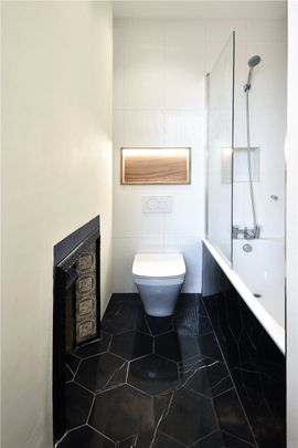 A beautiful three bedroom lateral apartment with excellent built in storage and solid wood floors throughout. EPC C - Photo 1