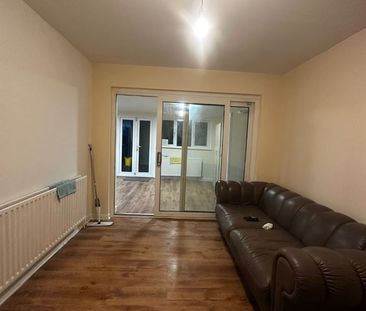 3 Bed Semi-Detached House, Beaulieu Close, CR4 - Photo 1