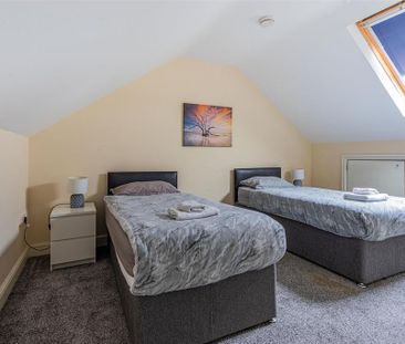 4 bedroom end of terrace house to rent - Photo 4