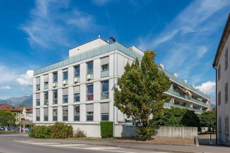 Charmant appartement de 2.5 pièces avec grand balcon au centre-ville - Photo 2