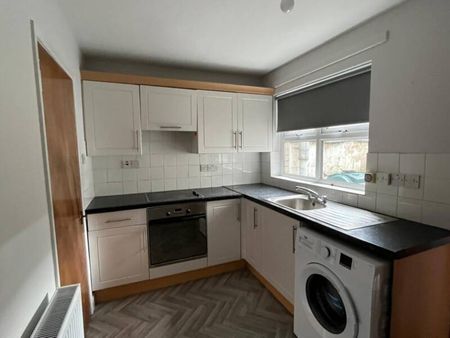 Partly Furnished 2 Bedroom Terrace - Photo 5