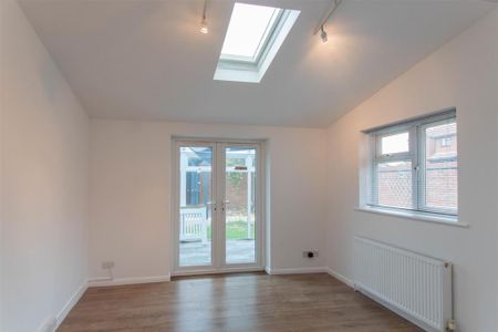 5 bedroom detached house to rent - Photo 2