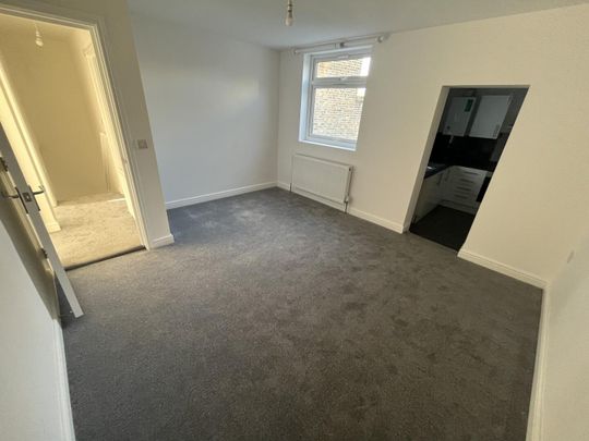2 bedroom flat to let - Photo 1