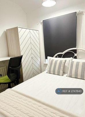 1 bedroom in a house share to rent - Photo 1