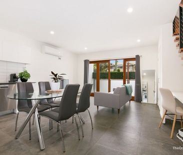 Break Lease Opportunity - Rare 2 bedroom Townhouse for RENT - Photo 3