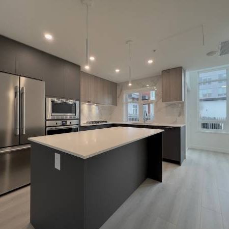 BRAND NEW LANGLEY – 3 BEDROOM + FLEX, 2.5 BATHROOM TOWNHOUSE AVAILABLE - Photo 3