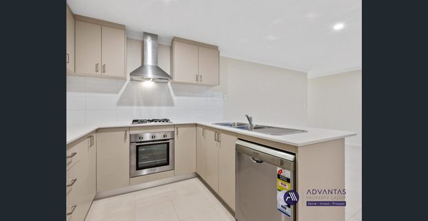 Beautiful & modern low maintenance home located in the heart of Baldivis. Walking distance to schools, shops, amazing restaurants and more! - Photo 1