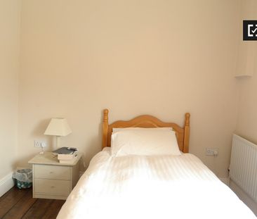 Bright room in 4-bedroom apartment in Terenure, Dublin - Photo 3