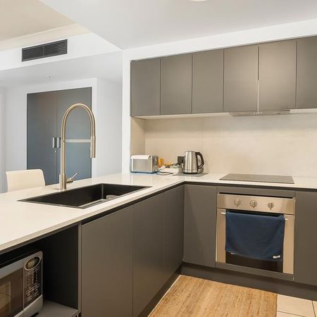 MOMENTS TO THE BEACH AND PUBLIC TRANSPORT - Furnished or Unfurnished - Photo 5