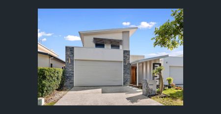 HUGE THREE BEDDER WITH MULTIPLE LIVING SPACES! - Photo 3