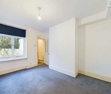 **6 Month Tenancy With Sales Viewings To Be Conducted At Agreed Times** Two bedroom apartment, with small courtyard area, close to Brighton station and shops, pubs and food eateries on London Road. Offered to let un-furnished. Available now! - Photo 2