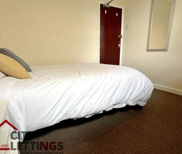 5 Bedroom Mid Terraced House - Photo 6