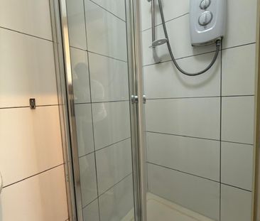 self contained studio flat close to ilford station-£850pcm - Photo 1