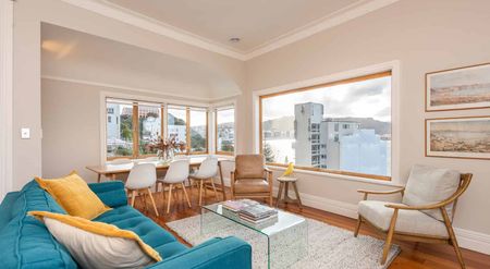 Stunning 4 bedroom Oriental Bay grand home - Photo 3