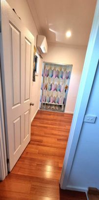 Vermont Modern Townhouse Air con every room timber floor no carpet - Photo 1