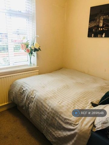 1 bedroom in a house share to rent - Photo 3