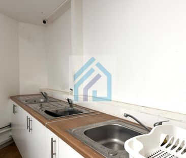 1 bedroom in a flat share to rent - Photo 2