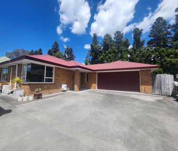 Charming 3BR Home by Hamilton Lake - Photo 1