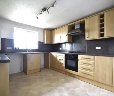 3 bedroom flat to rent - Photo 3