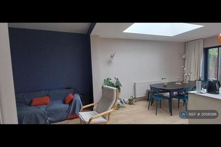 3 bedroom terraced house to rent - Photo 2
