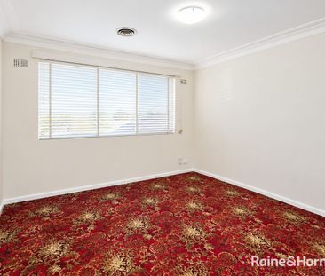 Spacious Three-Bedroom Home in Prime Parramatta Location - Photo 2