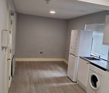 Studio Flat, High Street, E6 - Photo 2