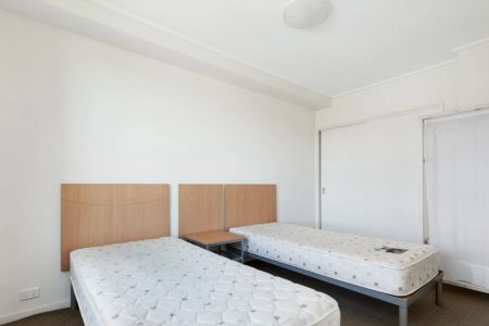 Furnished apartment on vibrant Lygon Street - Photo 2