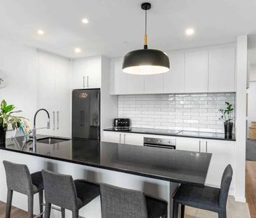 Welcome Home to Light, Luxury & Lifestyle – Yo... - Photo 2