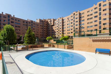 Calle de la Caliza, Madrid, Community of Madrid 28032 - Photo 3