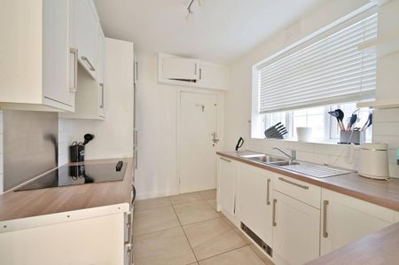 3 bedroom flat to rent - Photo 4