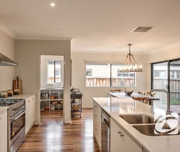 FAMILY LIVING IN SOUGHT AFTER CAVERSHAM WATERS ESTATE - Photo 6